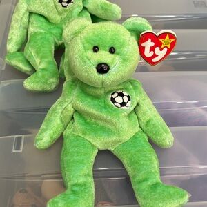 Ty kicks Green Soccer Bear Plush with Embroidered Ball
